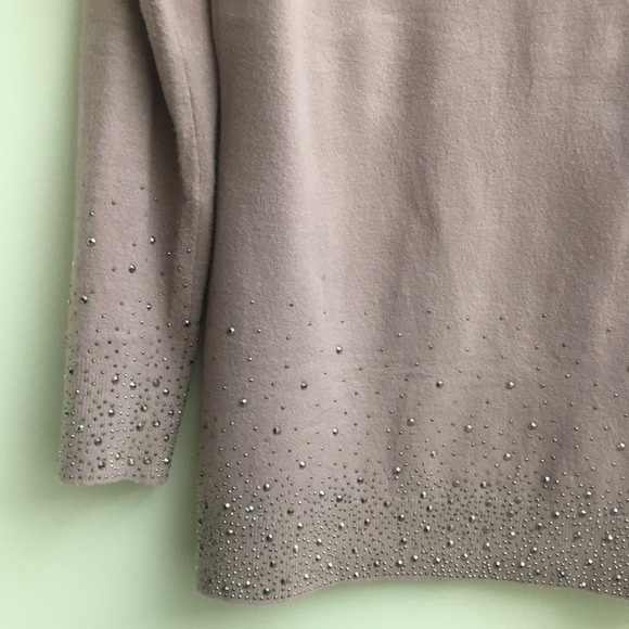 Light long sleeve shirt with stones. - Picture 4 of 6